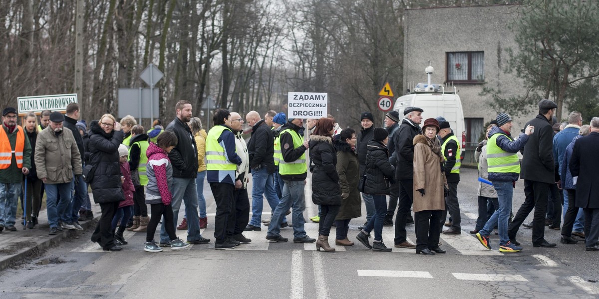 Kuźnia Nieborowska. Protest mieszkańców w sprawie DW 921 