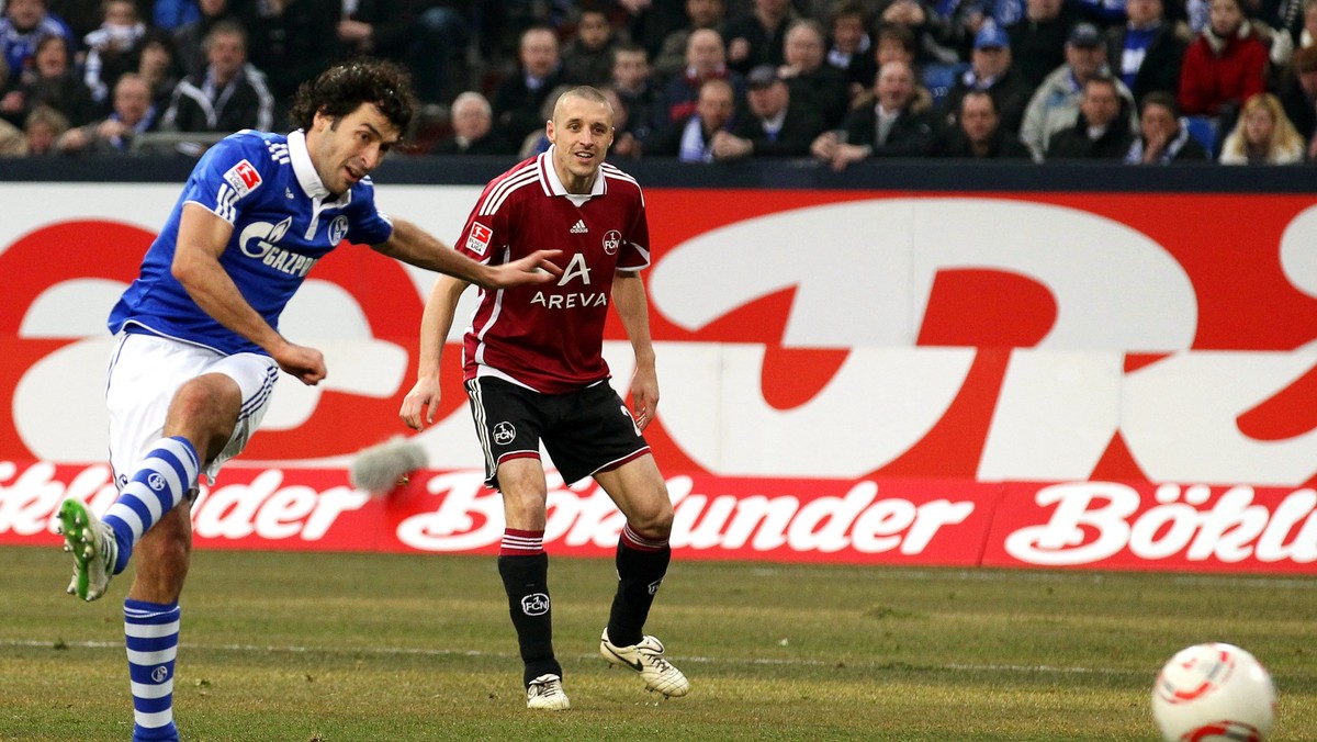 Schalke Gelsenkirchen zremisowało z 1.FC Nuernberg 1:1 (0:1) w meczu 24. kolejki piłkarskiej Bundesligi. W innym spotkaniu 1.FC Koeln pokonało SC Freiburg 1:0 (0:0), a zwycięskiego gola zdobył w końcówce spotkania Lukas Podolski.