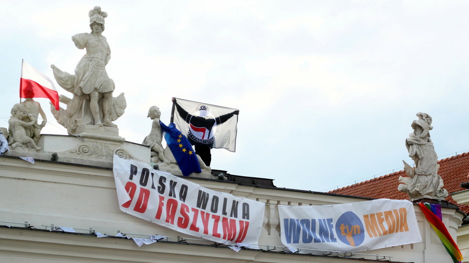 Akcja protestacyjna w obronie TVN i wolnych mediow na dachu galerii Kordegarda przy Ministerstwie Kultury, Dziedzictwa Narodowego i Sportu.