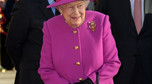 Królowa Elżbieta II w stylizacji w kolorze fuksji 