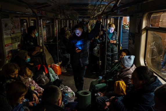 Charków, 24.02. Ludzie szukają schronienia w metrze