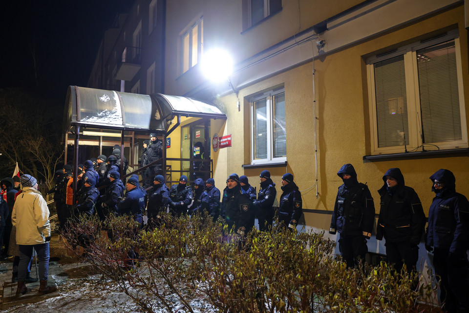 Policjanci przed Komendą Rejonową Policji przy ul. Grenadierów w Warszawie