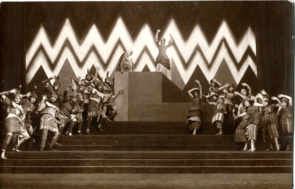 Spektakl "Achilleis" (autor: Stanisław Wyspiański, reż. Leon Schiller, scenografia: Andrzej i Zbigniew Pronaszko, Teatr im. Wojciecha Bogusławskiego, Warszawa, 1925)