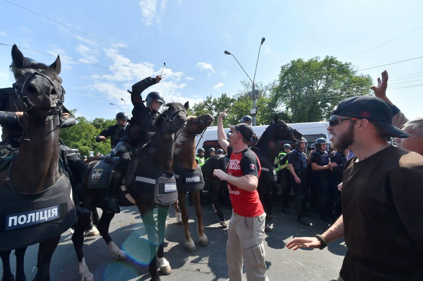 Tysiące policjantów pilnowały gejów