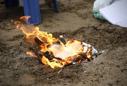 Duński rząd chce zakazać palenia świętych ksiąg w miejscach publicznych