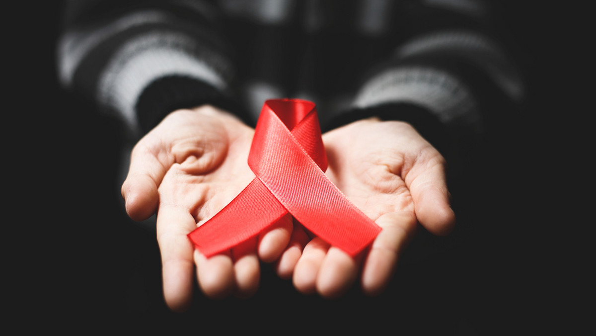 Część oryginalnych leków na HIV/AIDS może być zastąpiona dużo tańszymi odpowiednikami. Stałoby się tak po to, by zmniejszych wydatki na leczenie. Ministerstwo Zdrowia obawia się, że z krajów ościennych napłyną chorzy, których leczenie trzeba by sfinansować - pisze "Rzeczpospolita".