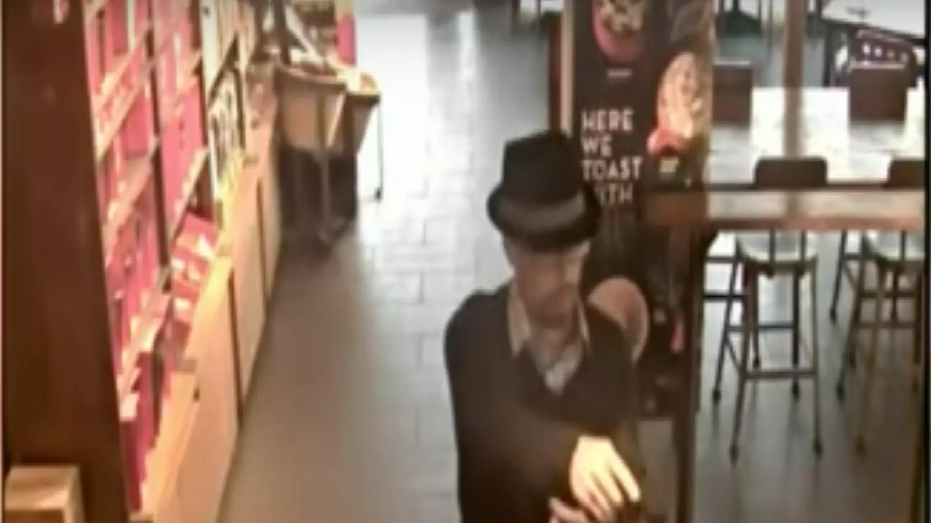 To nagranie podbija sieć: złodziej przebrał się za bohatera serialu i obrabował Starbucksa