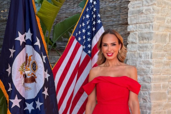 Duboki razrez i gola ramena: Marijana Mateus u vatreno crvenoj haljini oduševila na gala proslavi 250 godina američke nezavisnosti, svi gledali samo u nju (FOTO)
