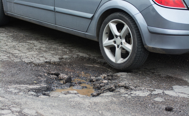 Dziura w drodze zniszczyła twoje auto? Zobacz, jak walczyć o odszkodowanie