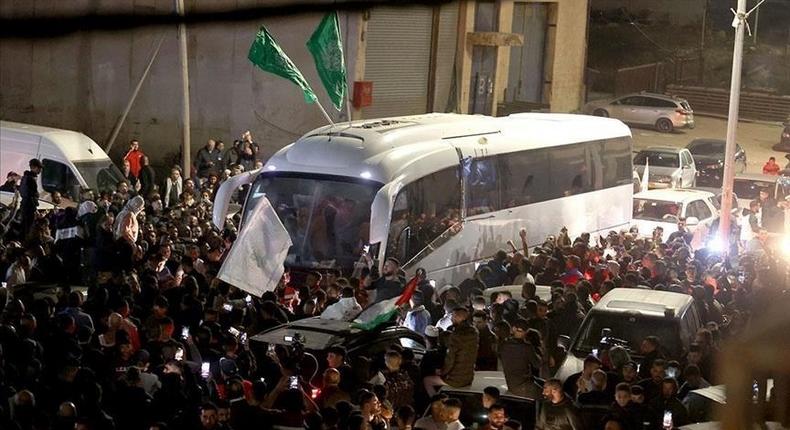 Une foule qui accueille des otages de Gaza retenus en Israel