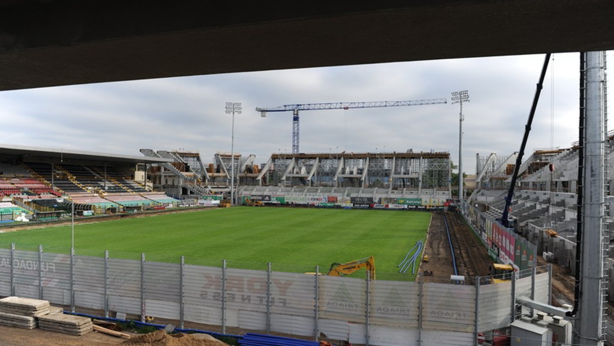 Za trzy lata w Polsce odbędą się piłkarskie Mistrzostwa Europy. Intensywne przygotowania do tego turnieju sprawiły, że w Polsce... brakuje stadionów, które mogłyby gościć najlepszych. Polskie zespoły, które zagrają w europejskich pucharach, pozbawione są obiektów o określonym standardzie z powodów modernizacyjnych.