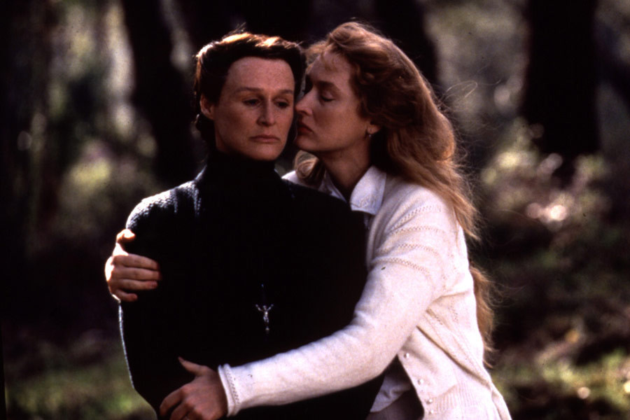 Glenn Close jako Férula Trueba i Meryl Streep jako Clara del Valle Trueba w filmie "Dom dusz" (1993)