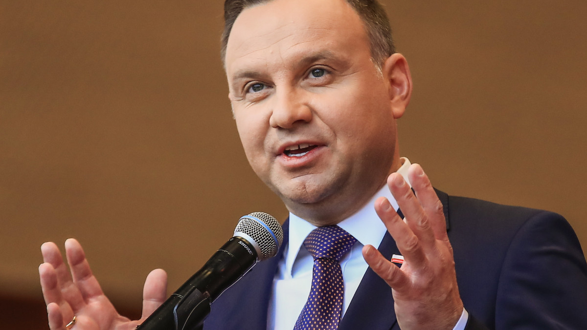 Prezydent Andrzej Duda odsłonił wczoraj wieczorem miejscowego czasu w kościele św. Ferdynanda w Chicago tablicę poświęconą b. prezydentowi Lechowi Kaczyńskiemu i ostatniemu prezydentowi na uchodźctwie Ryszardowi Kaczorowskiemu, którzy zginęli w katastrofie smoleńskiej.