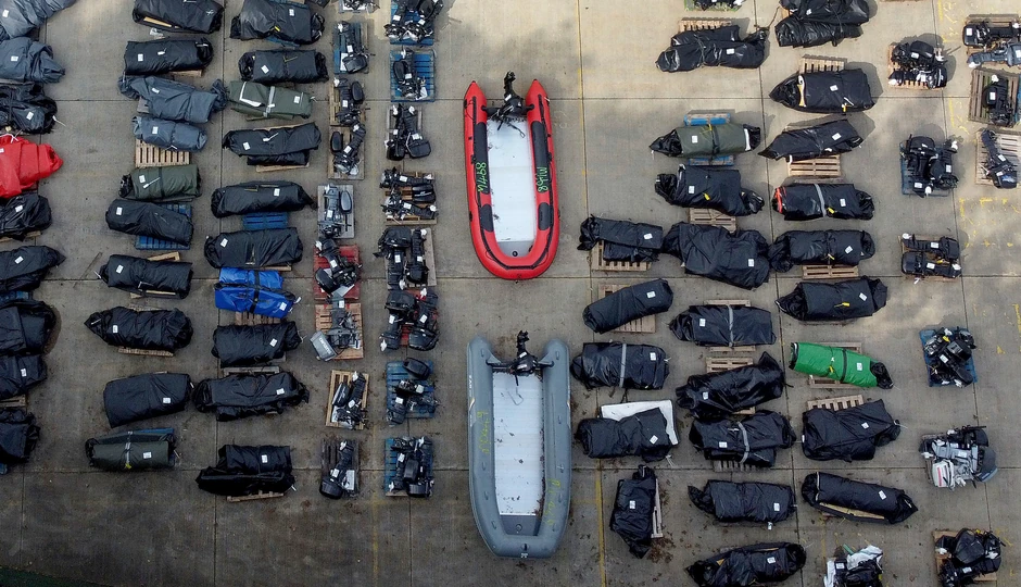 Čamci kojima su migranti prelazili Lamanš u skladištu u Doveru, Velika Britanija