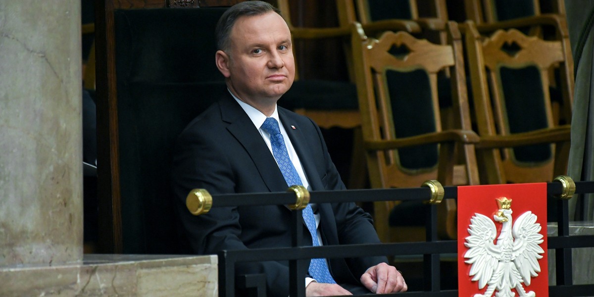 W środę prezydent Andrzej Duda skierował do Sejmu projekt ustawy o dodatku solidarnościowym, a już w czwartek przyjął go Sejm. Eksperci wskazują, że wkrótce bezrobotny pracownik będzie musiał zdecydować, czy woli dorobić na umowie o dzieło i skorzystać z dodatku solidarnościowego, czy pozostać przy zasiłku.