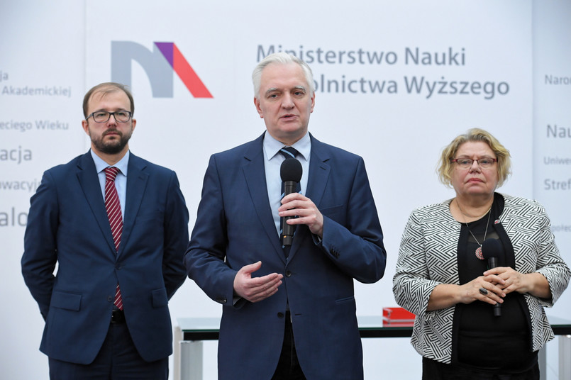 Wicepremier, minister nauki i szkolnictwa wyższego Jarosław Gowin podczas konferencji prasowej nt. kolejnej misji kosmicznej z udziałem polskiej firmy w siedzibie MNiSW w Warszawie.