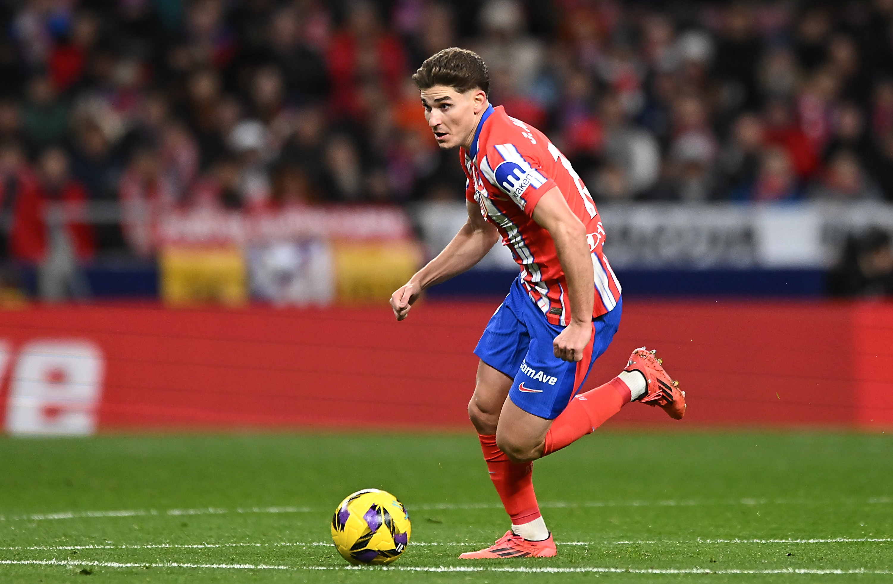 Atlético arrolla 3-0 al Sevilla tras penalti polémico que enfada a Almeyda