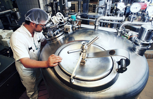 Kontrola procesu produkcji kremów w fabryce koncernu Beiersdorf w Hamburgu. Fot. Bloomberg