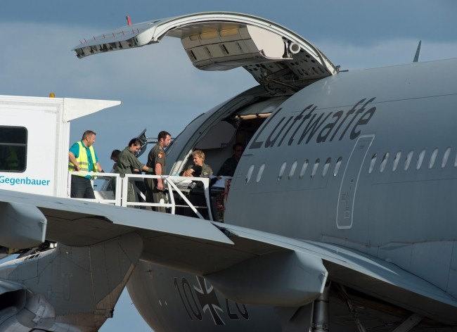 Ratownicy transportują rannego ukraińskiego żołnierza do wojskowego szpitala w Hamburgu. Ogółem niemieckie wojsko przywiozło do kraju 20 żołnierzy uczestniczących w konflikcie z separatystami.
