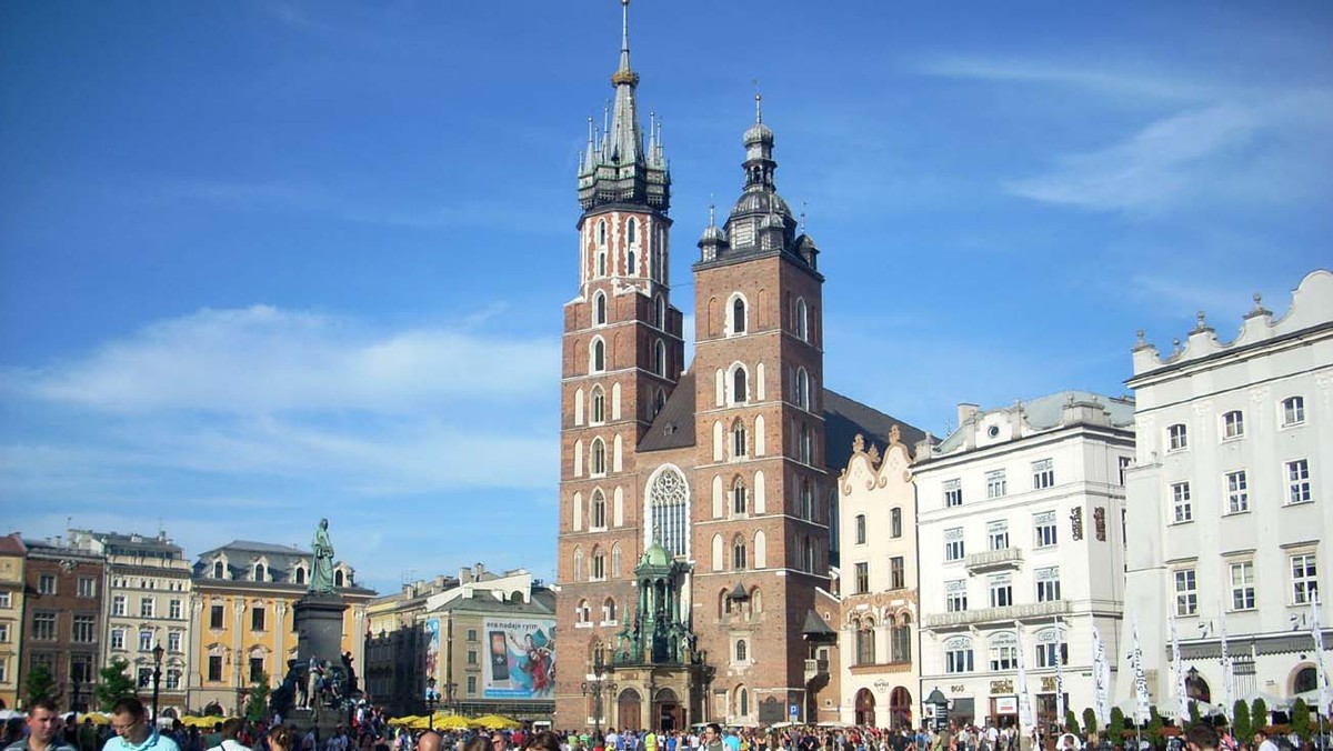 Dziś rano w kanale w pobliżu Bazyliki Mariackiej utknął mężczyzna. Mieszkaniec Śląska, założył się z kolegami, że przejdzie przez podziemny tunel. Niestety nie mógł się wydostać sam z kanału, konieczna okazała się interwencja straży pożarnej.