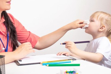 A szövődmények között a leggyakoribb a fül, az orrmelléküregek illetve a légcső baktériumos felülfertőzése.