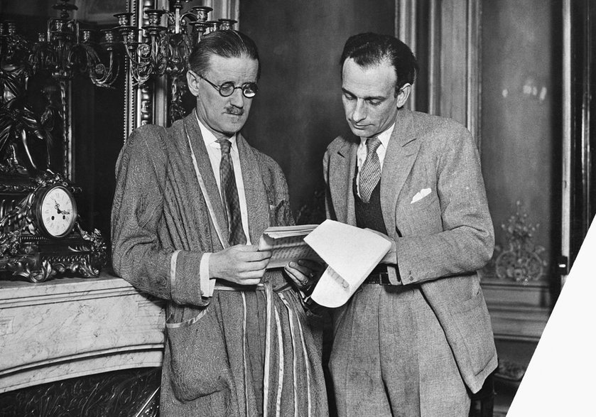 James Joyce (po lewej) przegląda dokumenty z innym mężczyzną