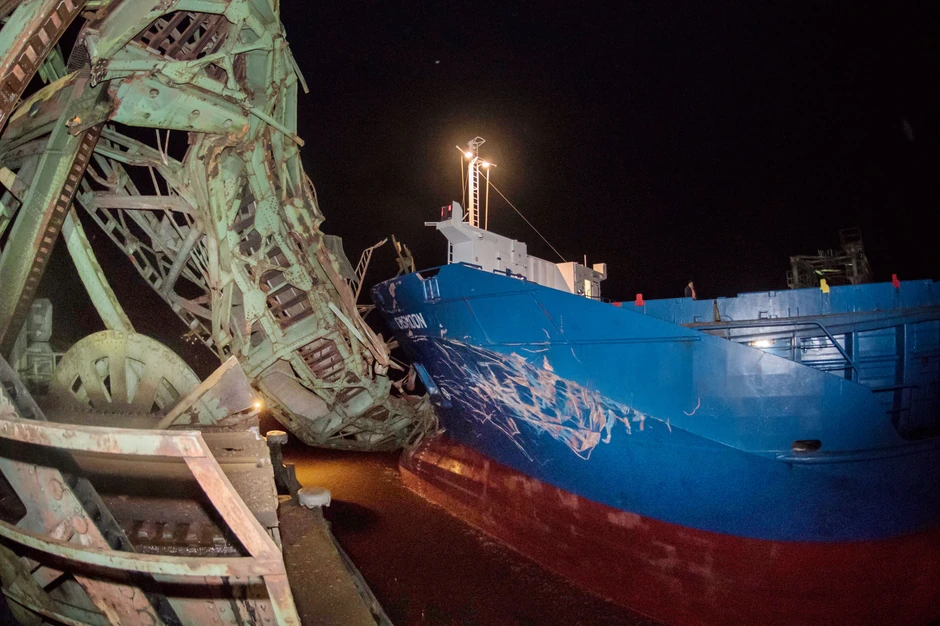 U udaru teretnog broda potpuno je srušen železnički most na reci Ems