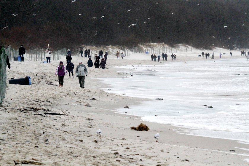 Matka zostawiła wózek z dzieckiem na plaży w Kołobrzegu i poszła na kawę. Zaniepokojeni turyści wezwali policję