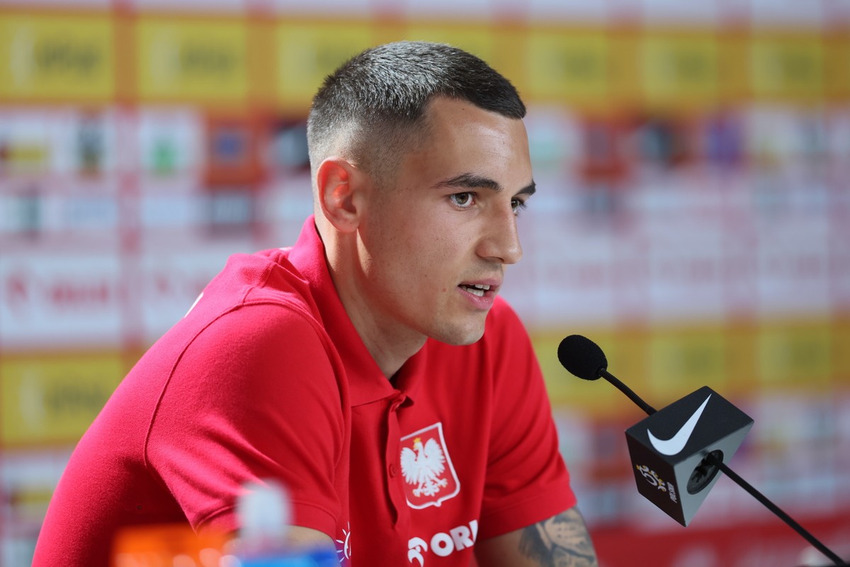 Piłkarz reprezentacji Polski Jakub Kiwior podczas konferencji prasowej w Hanowerze