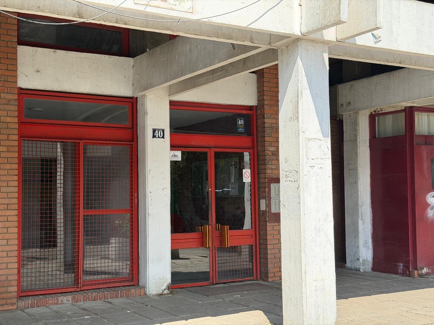 Zgrada isped koje je Milan u "Žikinoj dinastiji" parkirao auto