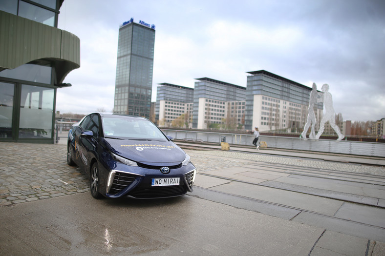 Toyota Mirai jak się jeździ samochodem na wodór?