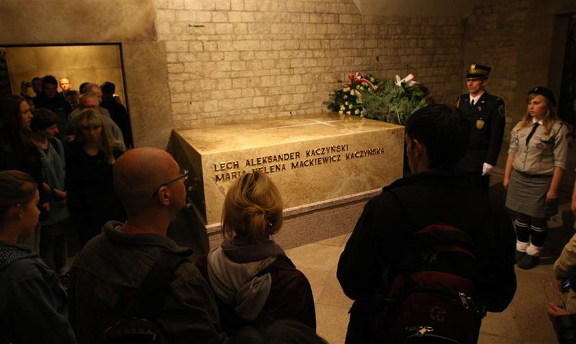 Około 150 osób czekało rano w poniedziałek na Wzgórzu Wawelskim na wejście do krypty, gdzie w niedzielę została pochowana Prezydencka Para