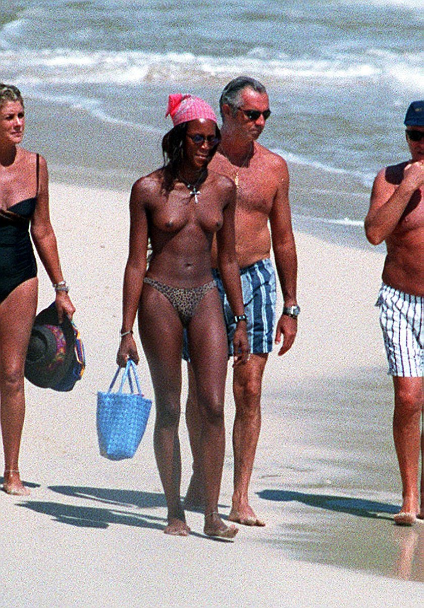 Naomi Campbell spaceruje z Flavio Briatore