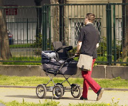 Urlopy rodzicielskie dla ojców coraz popularniejsze? Liczby ujawniają prawdę