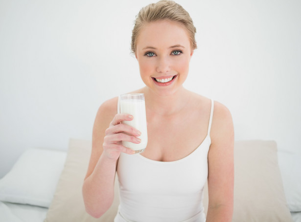 Kobieta pije mleko