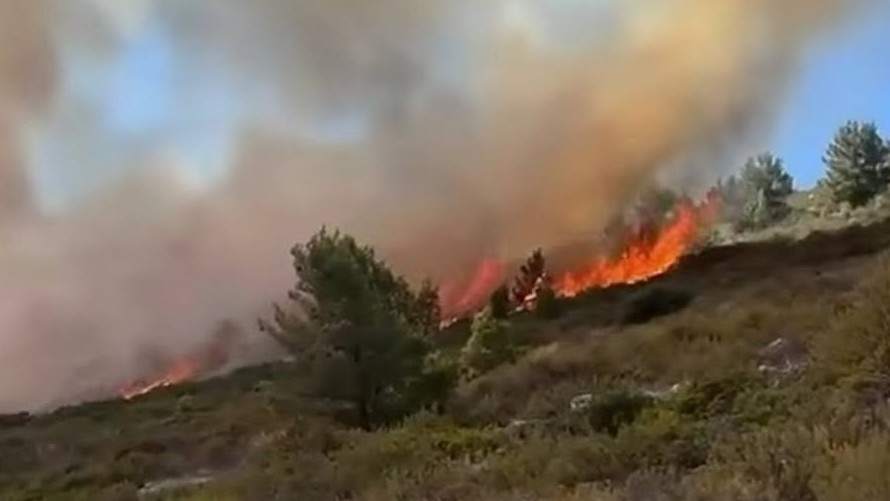 Na chorvátskom ostrove Hvar vypukol požiar. 