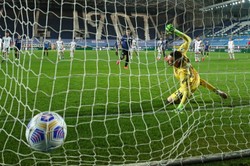 Skorupski o tym meczu szybko będzie chciał zapomnieć. Pięć razy wyjmował piłkę z siatki