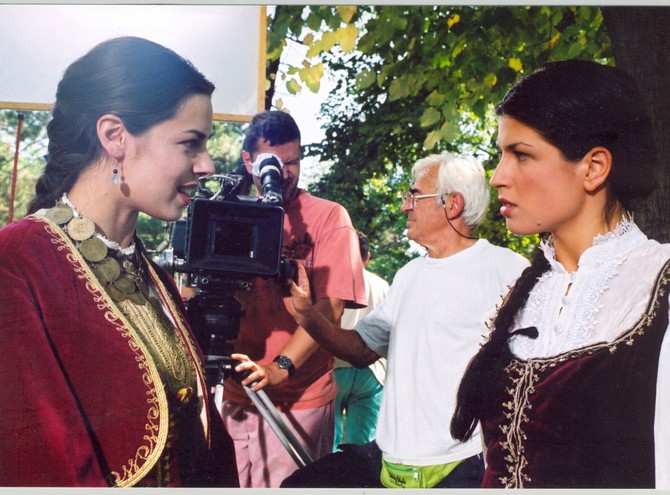 Katarina Radivojević (Zona) sa drugaricom sa klase i jednom od svojih najboljih prijateljica Marijom Vicković (Zonina drugarica) na snimanju filma "Zona Zamfirova"