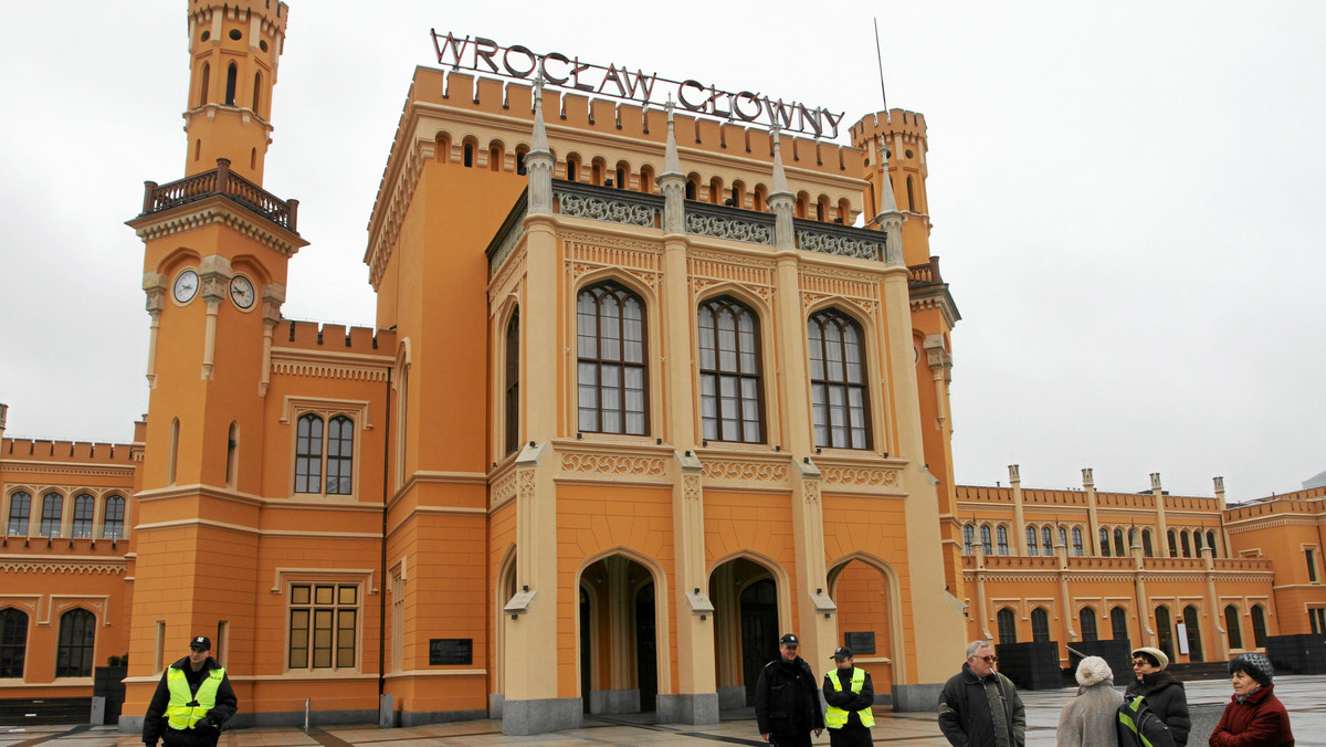 PKP we Wrocławiu podpisało umowy na wynajem dwóch kolejnych lokali. Zanim jednak podróżni będą mogli skorzystać z oferty KFC czy McDonalda, konserwator zabytków musi zatwierdzić  projekty aranżacji wnętrza pomieszczeń, które te firmy wynajęły.