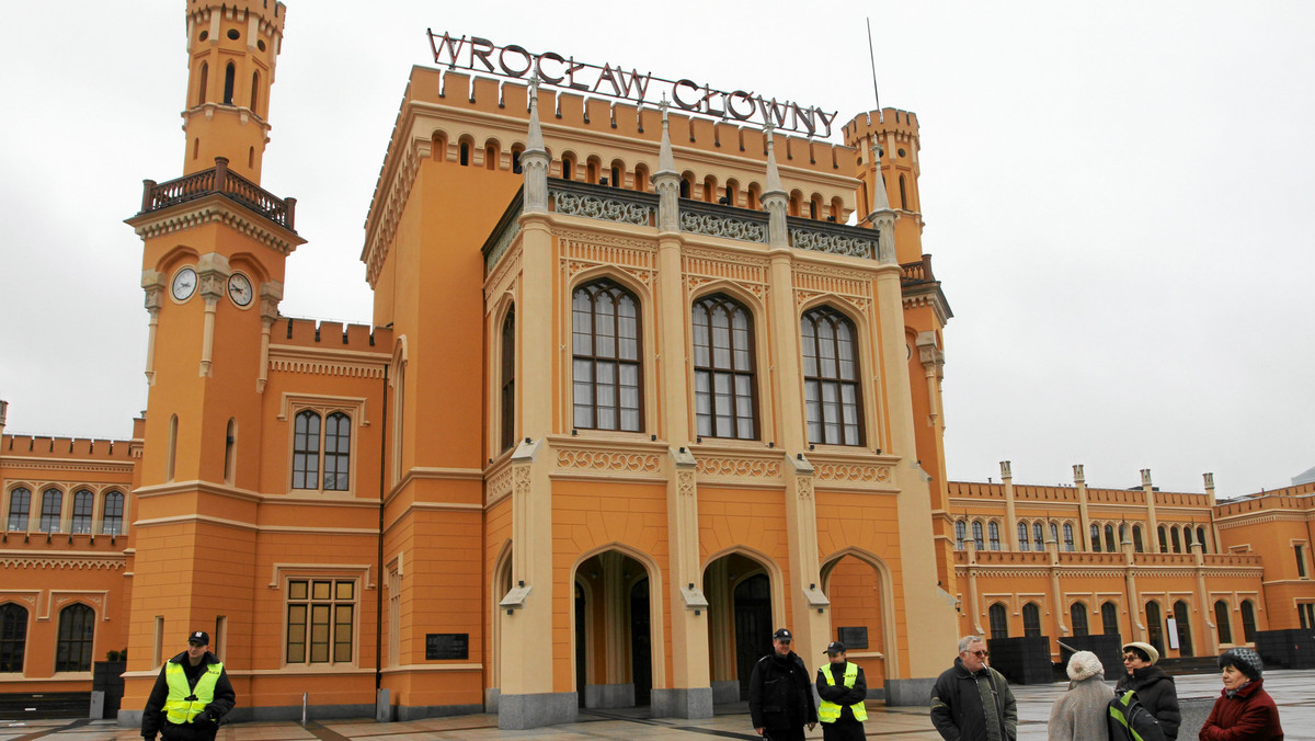 Reakcje człowieka w spotkaniu z robotem to główny cel badań, które do soboty będą prowadzone na wrocławskim Dworcu Głównym PKP. Bierze w nich udział robot "Flash", który potrafi gestami i głosem wyrażać swoje emocje.