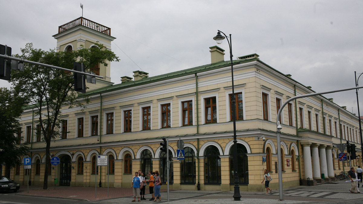 Starostwo Powiatowe w Suwałkach chce sprzedać zabytkowe ruiny pałacu Paca z przyległym terenem w Dowspudzie k. Raczek. Starostwo szuka firmy, która wyceni obiekt - poinformował starosta suwalski Szczepan Ołdakowski.