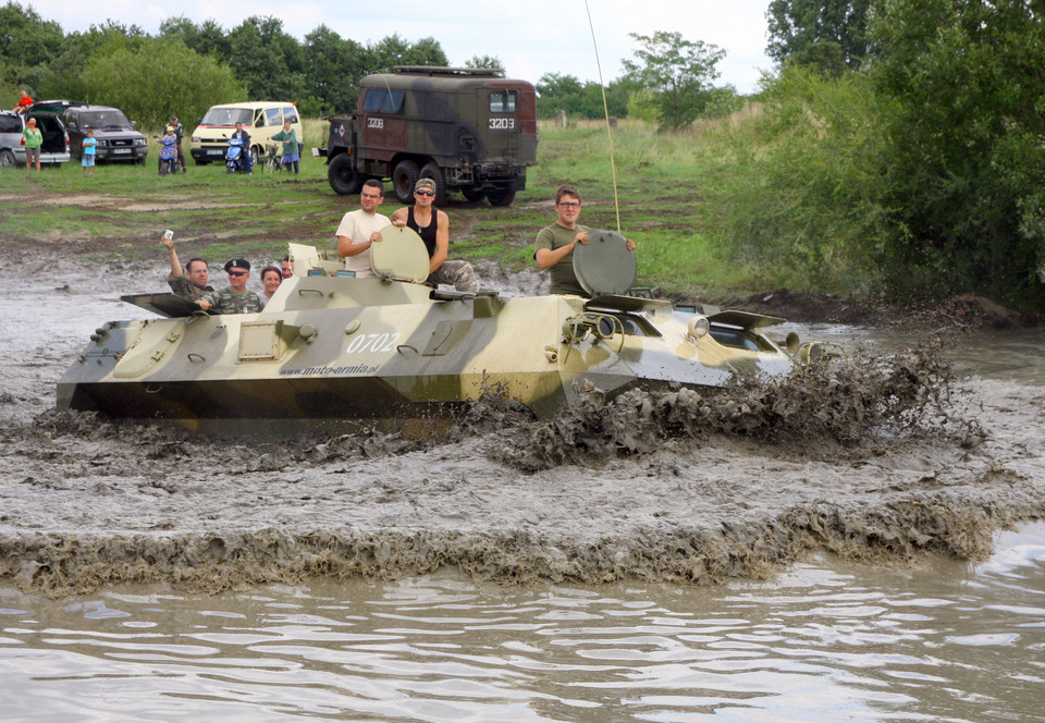 Miłośnicy militariów na poligonie