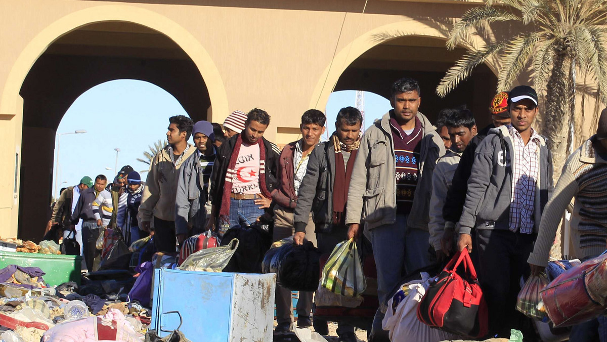 Prawie 100 tysięcy ludzi, uciekających z ogarniętej powstaniem Libii, przekroczyło granicę tunezyjsko-libijską od 20 lutego - poinformował agencję AFP przedstawiciel regionalnego oddziału Czerwonego Półksiężyca w Tunezji.