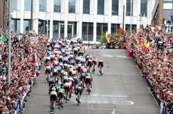 Incydent na trasie MŚ w kolarstwie. Aktywiści przykleili się do drogi