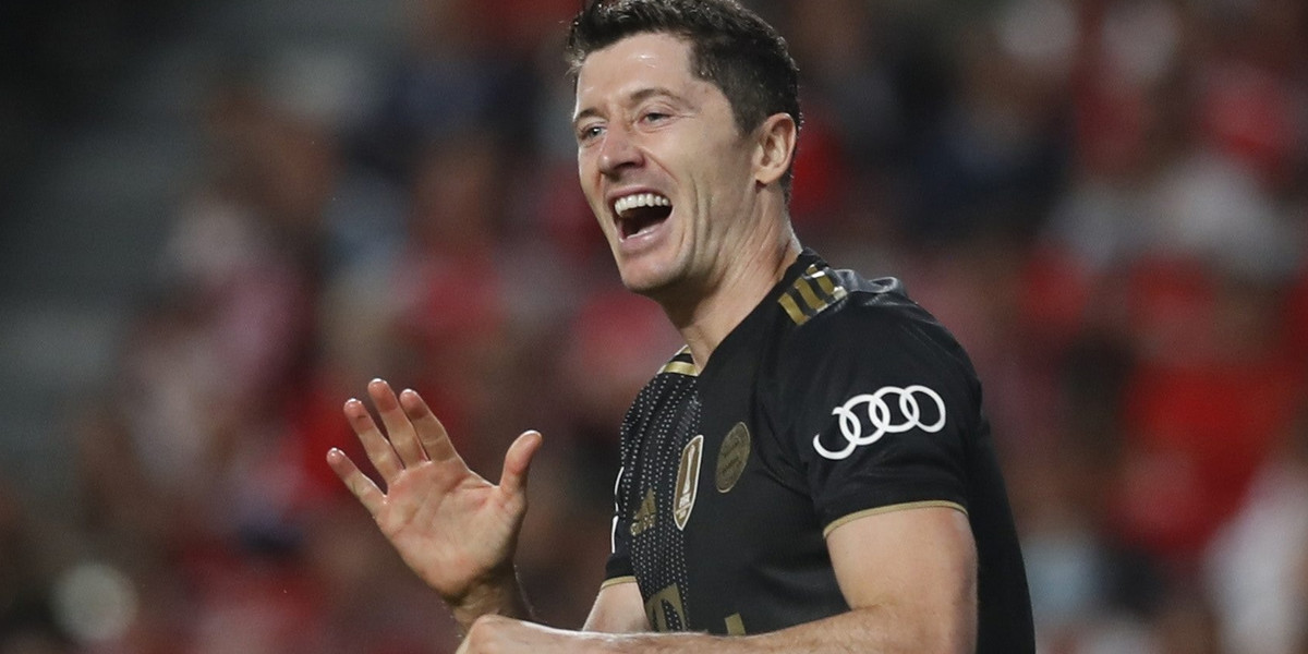 Robert Lewandowski pokazał się w samym ręczniku. Ciało lepsze od Ronaldo! - zachwycają się internauci.