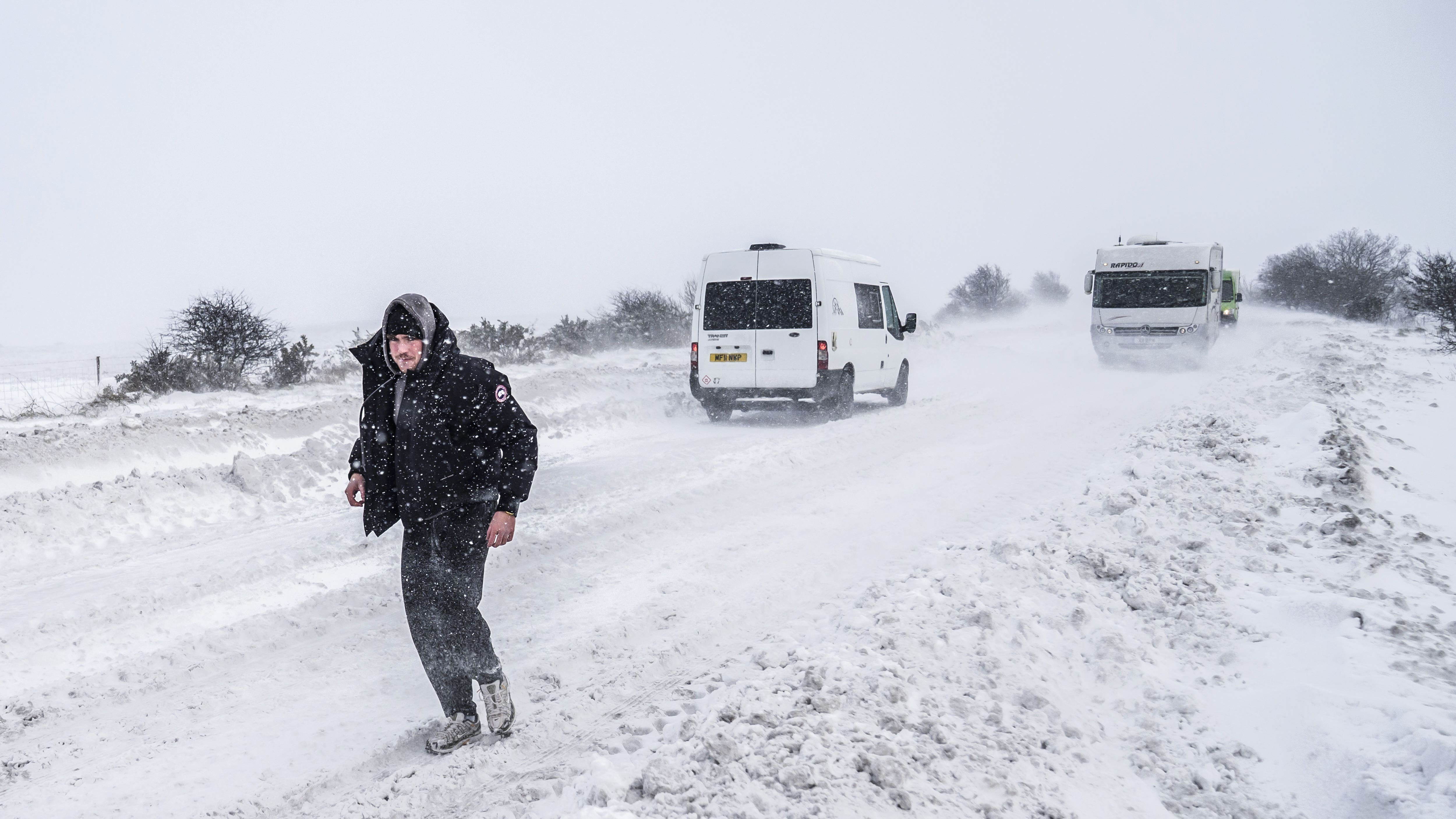 UK faces up to 60cm of snow as Arctic freeze brings widespread travel chaos