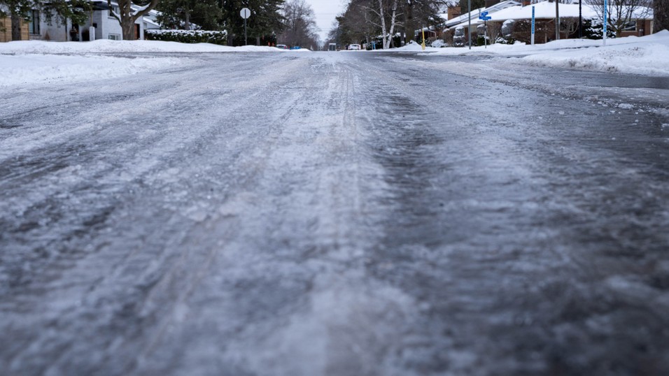 V nedeľu hrozí na väčšine územia poľadovica a hmla. (ilustračné foto)