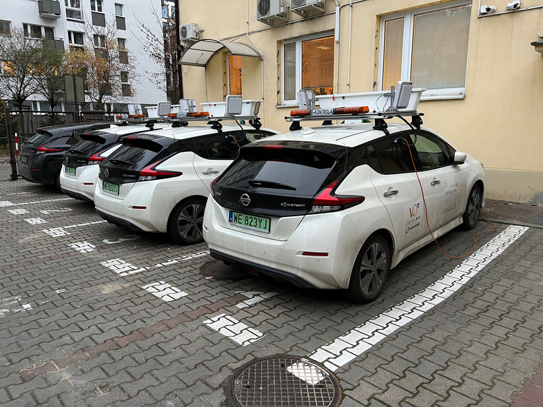 W Warszawie ulice stołecznej strefy płatnego parkowania patroluje dziewięć elektrycznych Nissanów Leafów
