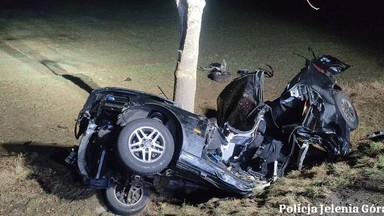 Tragiczny wypadek w Kowarach. BMW wjechało w drzewo. Dwóch 18-latków nie żyje