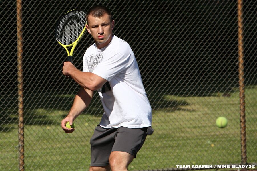 Tomasz Adamek gra w tenisa
